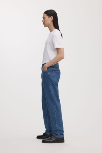 the loose jeans 2 4 330x495 - The Loose Jeans