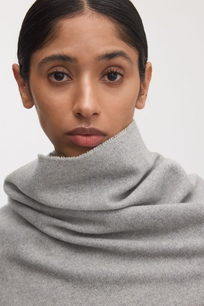 The Oversized Cashmere Wool Scarf The Oversized Cashmere Wool Scarf